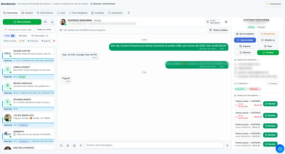 Atendimento por WhatsApp com o histórico da cobrança de uma parcela e, na lateral, as parcelas em aberto do cliente com botão de receber em cada uma