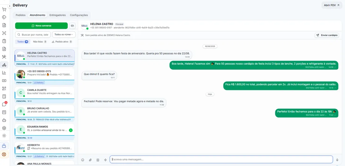 Atendimento de delivery pelo WhatsApp dentro do sistema, com a lista de conversas à esquerda e o histórico da negociação de um pedido à direita