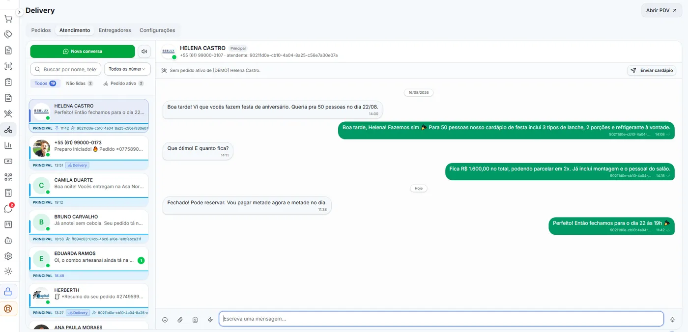 Atendimento de delivery pelo WhatsApp dentro do sistema, com a lista de conversas à esquerda e o histórico da negociação de um pedido à direita